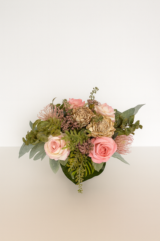 Ikebana s ružovými ružami