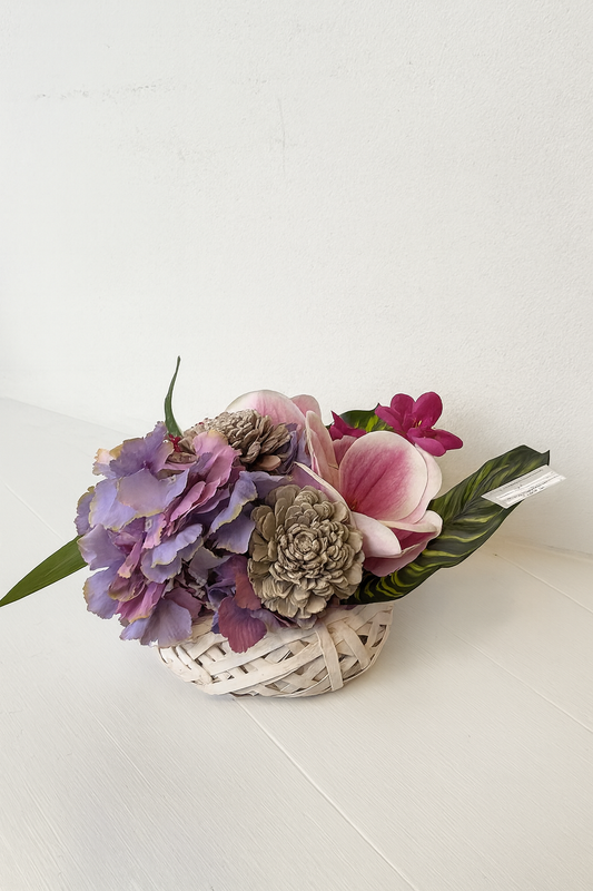 Ikebana v košíku fialovo-ružová
